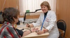 Mesure de la pression artérielle au rendez-vous chez le médecin