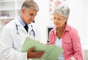 Une femme souffrant d'arthrite au rendez-vous pour un médecin